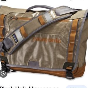 Patagonia black hole messenger bag. Like new. XL size